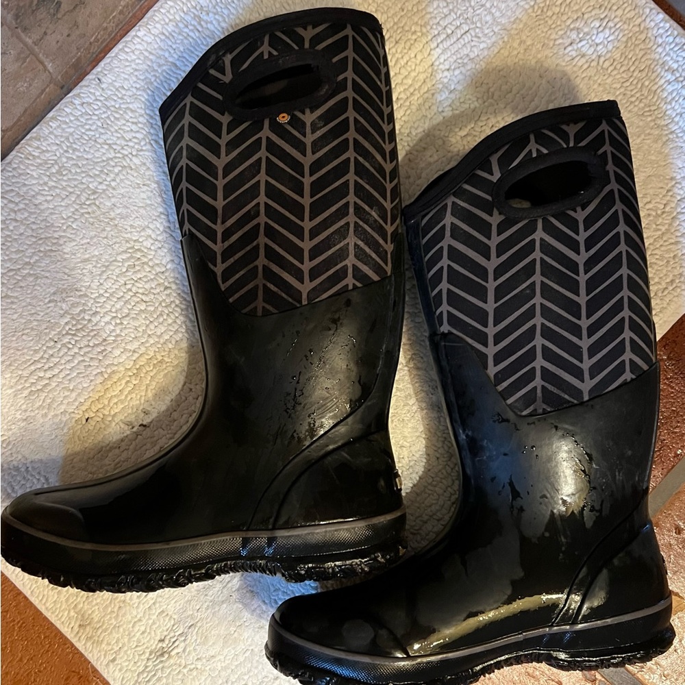 Bogs Womens’ Classic Waterproof Warm Boot, size 8.